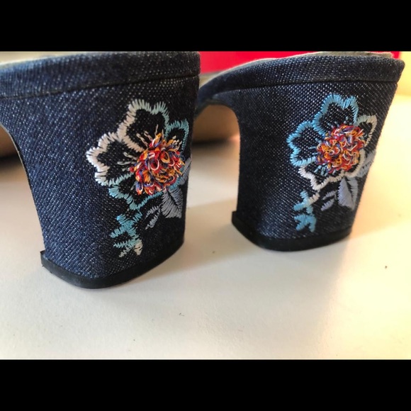 Beautiful embroidery denim mule - Picture 4 of 5